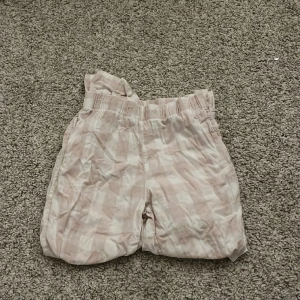 Mjukisbyxor  - Knabbt andvända mjukisbyxor från Gina tricot. Har ingen stryckjärn nu för tillfället😅 annars är den suuper fin o mysig. Passa på!