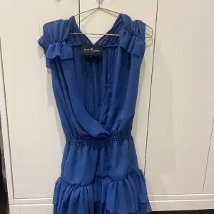 Super fin blå klänning knappt använd super fin till sommaren 