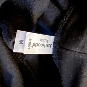 Fröken snusk hoodie - Svart fröken snusk hoodie i bra skick.