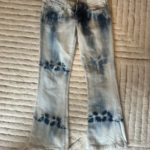 Jeans tie die - Skit snygga jeans, köpta på plick, men de var tyvärr för små för mig 