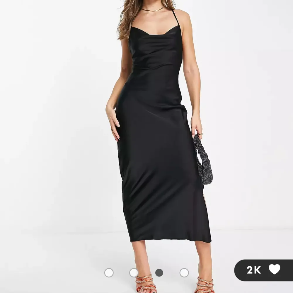 Säljer den här jättefina svarta satin klänningen ifrån asos design! Har använt den en gång💗 Den är justerbar i ryggen så även ifall den är i stl 34 skulle jag säga att den kan passa 32-38/XS-M!! Gör gärna av er vid intresse eller frågor!  275kr+frakt. Klänningar.