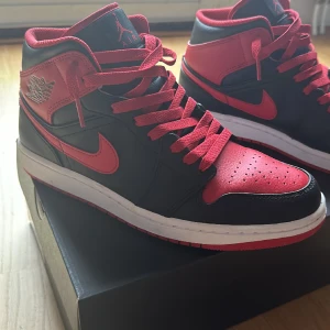AIR JORDAN 1 MID - Som i Nyskick andvänds två gånger  Storlek 43 