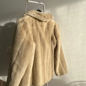 Astraka pälsjacka vintage - Säljer denna fakepälskacka från Astraka från 1970-talet. Astraka var de främsta inom fakepäls då och denna kan vara värd ganska mycket pengar. Jag har inte så bra koll!  Den satt inte som jag önskade så därför säljer jag vidare. 🤗PRIS KAN DISKUTERAS