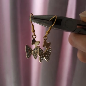 Fina fjärilsörhängen - Örhängen med fjärilar, ej äkta. 