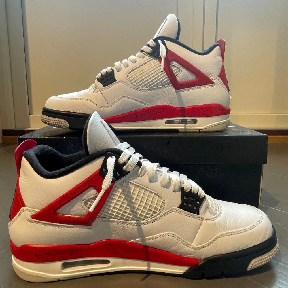 Ett par knappt använda Jordan 4 Retro Red Cement Storlek EU 44,5 Köpt via Nike Skickar mer bilder vid intresse . Skor.