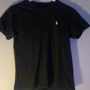 Svart polo ralph lauren t-shirt okej skick. Storlek 150. Nypris: 500