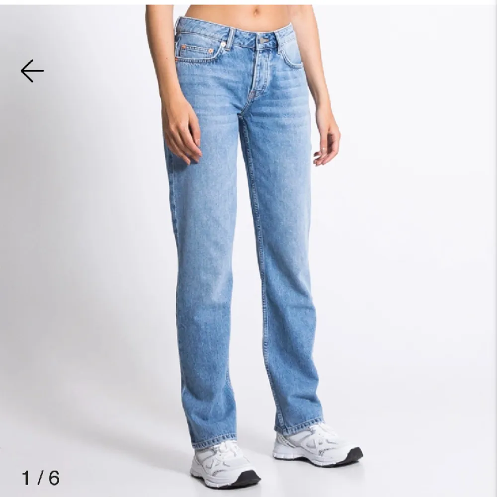 Säljer dessa jeans från lager 157 (Icon Blå) då de inte kommer till användning längre. Strl XS och väldigt fint skick. Skriv privat om ni har frågor eller vill ha fler bilder💕(säljer även dessa jeans i fler färger) nypris 400kr . Jeans & Byxor.