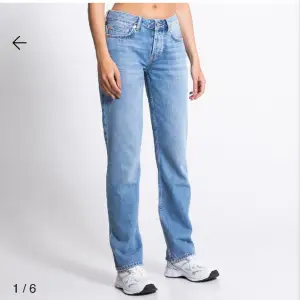 Säljer dessa jeans från lager 157 (Icon Blå) då de inte kommer till användning längre. Strl XS och väldigt fint skick. Skriv privat om ni har frågor eller vill ha fler bilder💕(säljer även dessa jeans i fler färger) nypris 400kr 