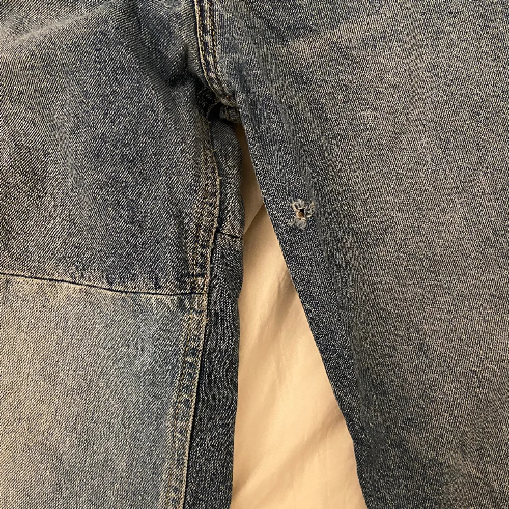 Högmidjade straight jeans från hm recycled collection. De har ett litet hål på insidan av låret (bild 3) men är annars i bra skick. 75 cm vid innerbenet och 34 cm i midjan mätt rätt över jeansen. Jag säljer då de inte kommer till användning längre❤️. Jeans & Byxor.