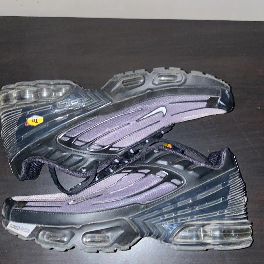 Tja! Säljer ett par nike tn i färgen svart och grå, riktigt bekväma skor i storlek 42.5👍knappt använda som man ser på bilderna💫. Skor.