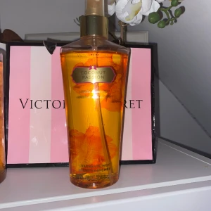 Victoria secret body mist - Säljer Victoria secret body mist i coconut passion. Perfekt sommar doft men även året runt💓 Använd Max 5 sprutar🥰