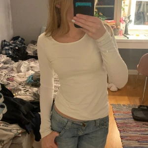 Vit långärmad  - Vit långärmad från Indiska🥰 säljer den då den inte kommer till användning 