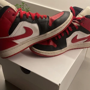 Jordan One - Säljer ett par fräscha skor att ha nu till våren/sommarn. Nypris 1500kr. Mitt Pris 220kr. Strl 40, Uk 6🤩. 100% Äkta. Låda kommer med. Säljer pga för små.💯💯💯🤩🤩