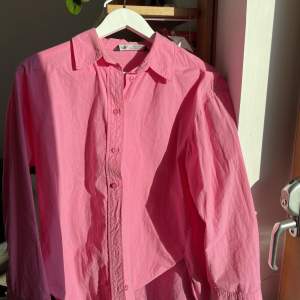 Rosa skjorta från zara. Så fin färg! 