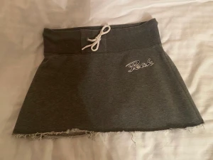 Peak performance Strl M kjol - Peak performance Strl M kjol Endast legat i garderoben.