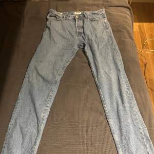 Jackandjones jeans ljusblå  Bra skick  Finns något märke precis längst ner vid foten men absolut inget man ser när man har på sig dom Storlek w33 l34