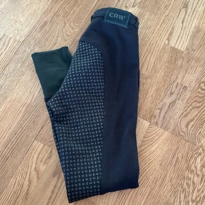 Ridbyxor. - Helskodda ridbyxor. Sparsamt använda mkt fint skick.