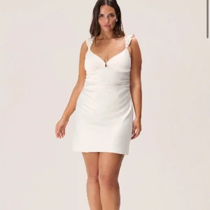 Adoore Natal dress - Säljer denna super fina klänning från adoore. Helt slutsåld. Storlek 40 men mindre i storleken. Nypris 1200kr💖 ny med prislappar kvar! 