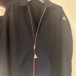Moncler jacka - Oerhört snygg moncler jacka i strl Xl passar L. självklart äkta, orderbekröftelse finns kan mötas i Stockholm 