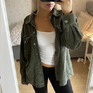 Manchesterjacka  - Grön manchesterjacka från Gina Tricot perfekt till våren💚💚 Mycket fint skick, nypris 499kr🫶🏼