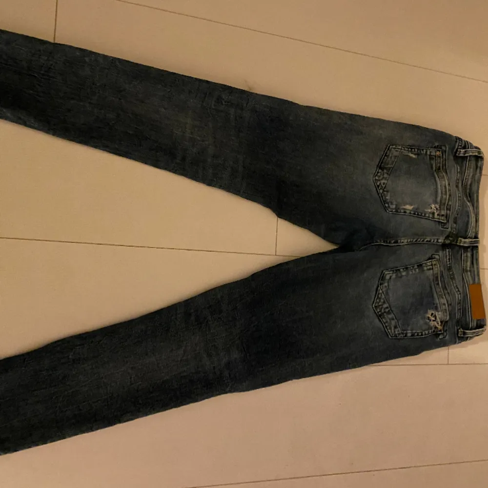 Only jeans i stolek 30/32, jättefina jeans men hål i, helt oanvända så inga fläckar eller hål som ej ska vara där🤍säljer för 200kr+frakt men pris kan diskuteras. Jeans & Byxor.