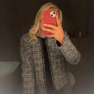 Tunnare jacka - En tunnare jacka som är perfekt nu till våren. Superfin men knappt använd!