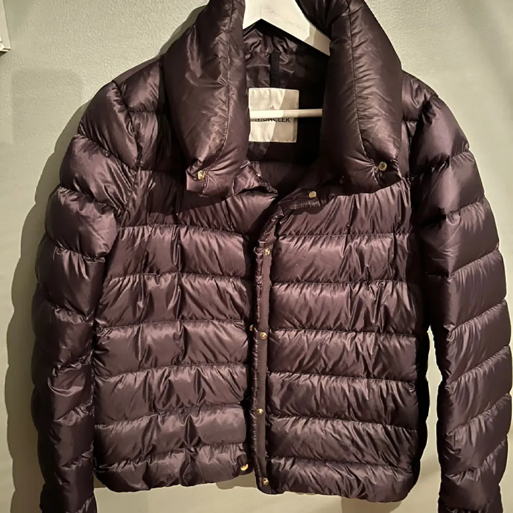 Den mest perfekta dunjackan från moncler. Så fin modell som verkligen går att använda i alla tillfällen, vardag som fest!  Storlek S. Färgen är en blandning av brun/grå/svart - väldigt fin färg som passar till allt! Pris går att diskutera . Jackor.