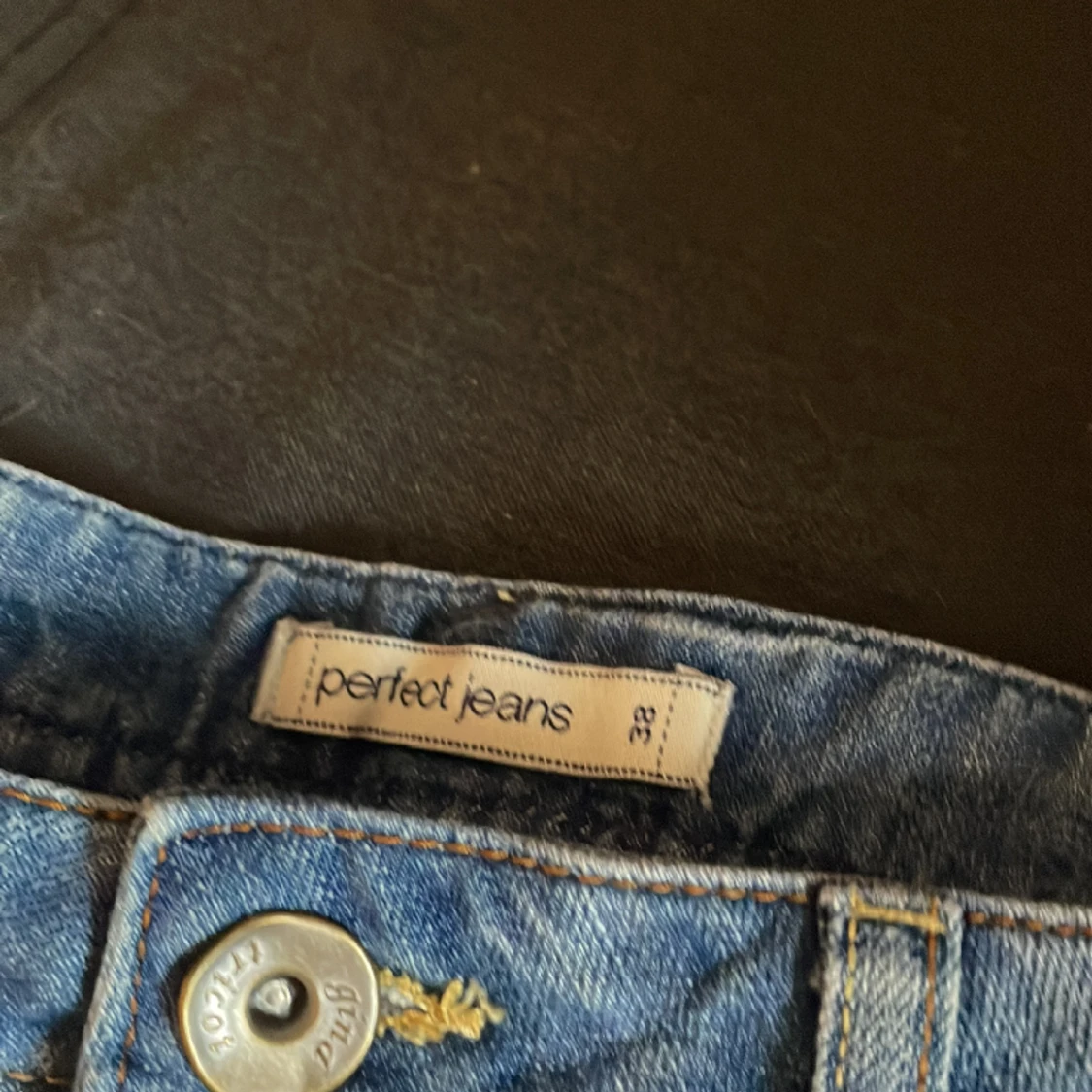 Kort jeans kjol med motiv på bakfickorna - 91