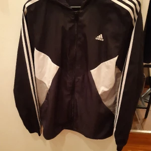 Adidas vindjacka  - En istort sätt ny vindjacka storlek S