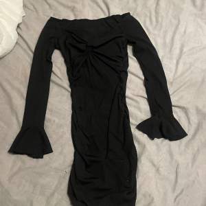 En jätte fin svart klänning som formar kroppen. Aldrig använd.