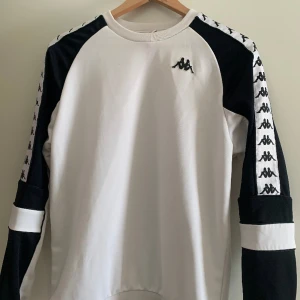 Kappa sweatshirt (Vit) - Tjenare du som tryckt dig in på det här inlägget! Här säljer jag min vita Kappa sweatshirt som inte kommer till användning längre. Tröjan är i gott skick och redo att skickas! Om du är intresserad så är det bara att höra av dig! Hörs