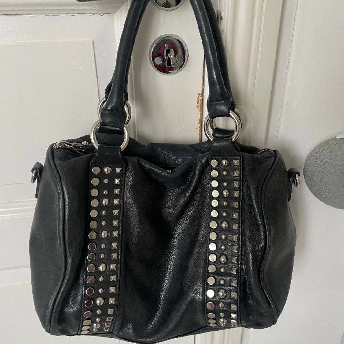 Svart väska med nitar