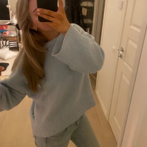 ljusblå stickad tröja  - skit snygg stickad tröja i ljusblå från nelly, använd enstaka gånger och är i fint skick, slutsåld på hemsidan, nypris 449kr⭐️ skriv privat för fler frågor 