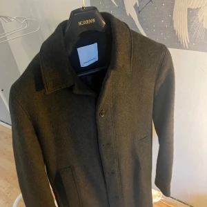 Samsøe samsøe mörkgrön yllerock - Rock från samsø mörkgrön  Väldigt bra skick utan fläckar och skador  Storlek S så funkar till både tjejer och killar. Nypris 3000kr