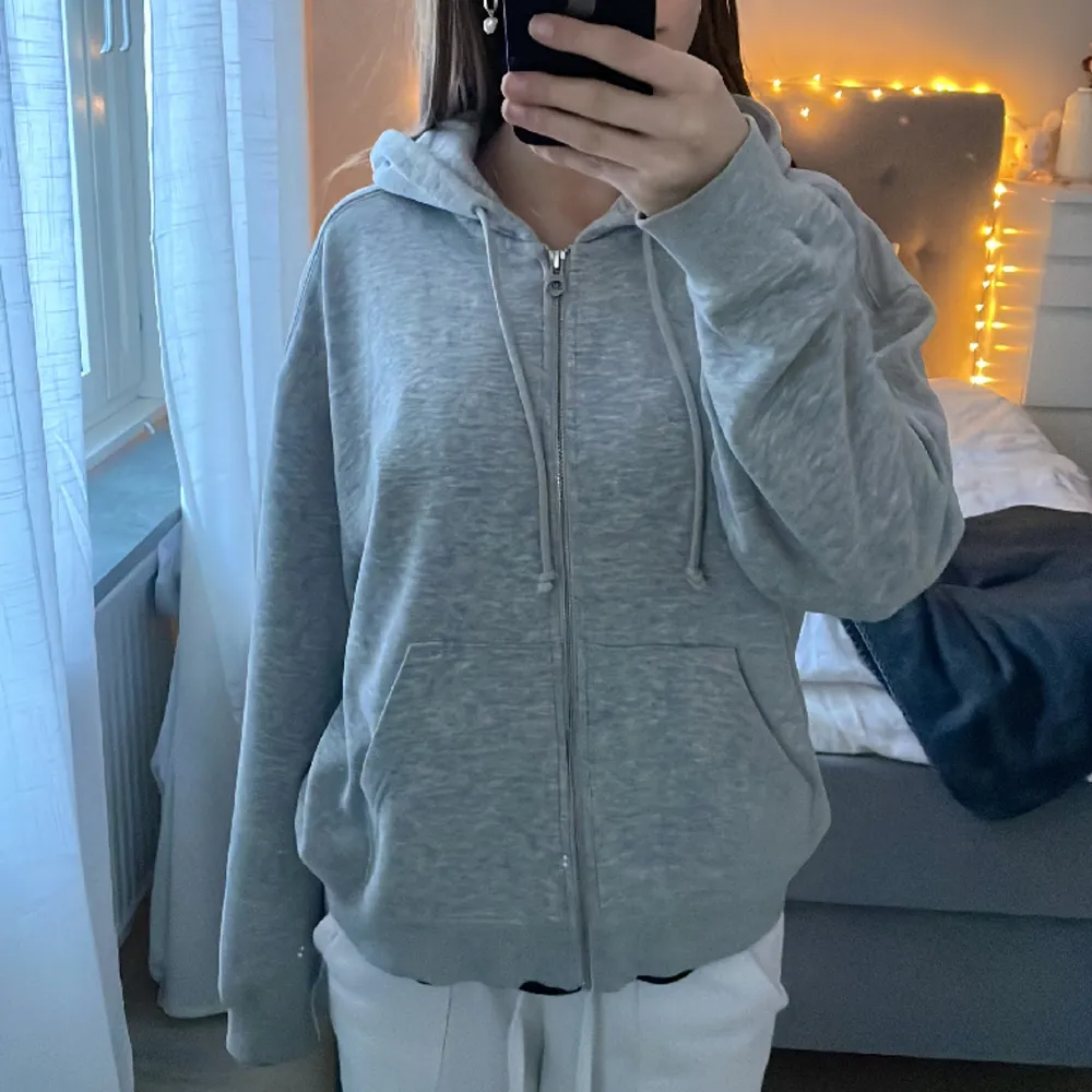 Grå zipup hoodie från weekday💗sparsamt använd💕storlek xs men är oversized så mer som s👍🏼. Hoodies.