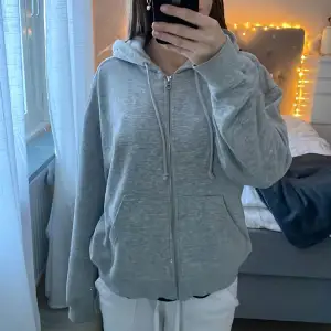 Grå zipup hoodie från weekday💗sparsamt använd💕storlek xs men är oversized så mer som s👍🏼