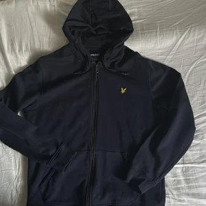 Sip hoodie lyle and scott - Säljer denna knappast använda lyle and scott sip hoodien, den är i storlek L och är i nyskick. Vid ytterligare frågor kontakta i pm