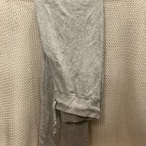 gina young mjukis - tunna ljusgrå mjukisar från gina young i strl 158-164, jättefint skick hör av dig vid frågor🩵