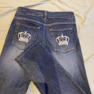 Super snygga jeans som har jätte fina detaljer och är i storlek 170❤️ super fint skick som nya och är köpta från Kappahl❤️
