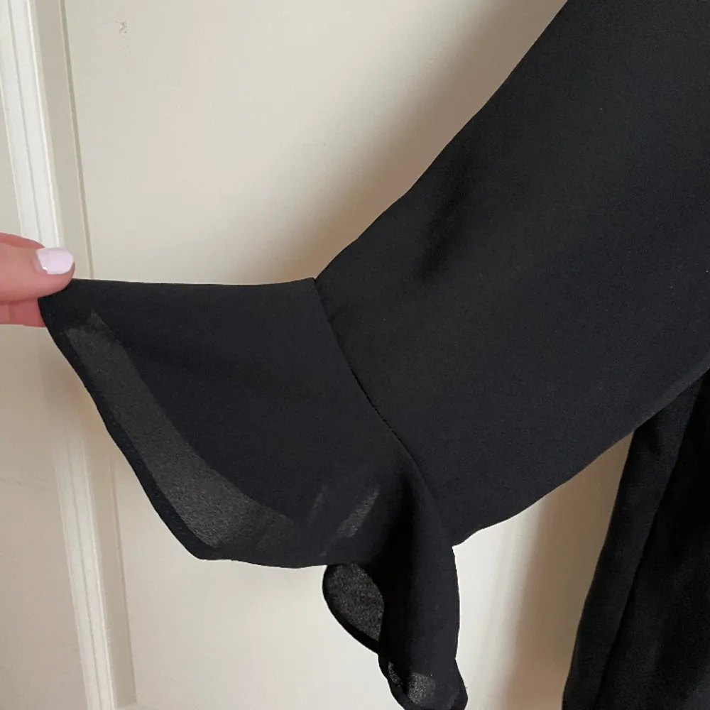 Säljer denna fina svarta blusen från vero moda💕Inga defekter, köparen står för frakten!. Blusar.