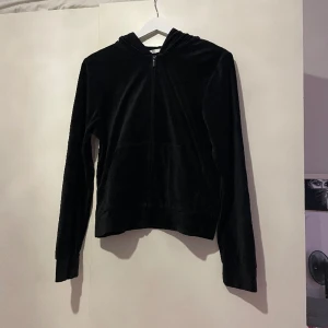 Svart hoodie - Sammet hoodie, kort figursydd, juicy ish