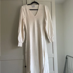 &other stories stickad klänning  - Fin stickad klänning från &other stories. Bra skick, nypris 900 🤍🌸