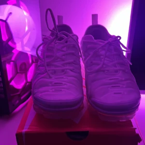 Nike air vapormax (vita) storlek 42 passar 43 - Vita Nike vapormax (låda medföljer) Använda lite några fläckar som ej syns men dom synd om man kollar nära. (Nyskick) i storlek 42 passar även bra 43 