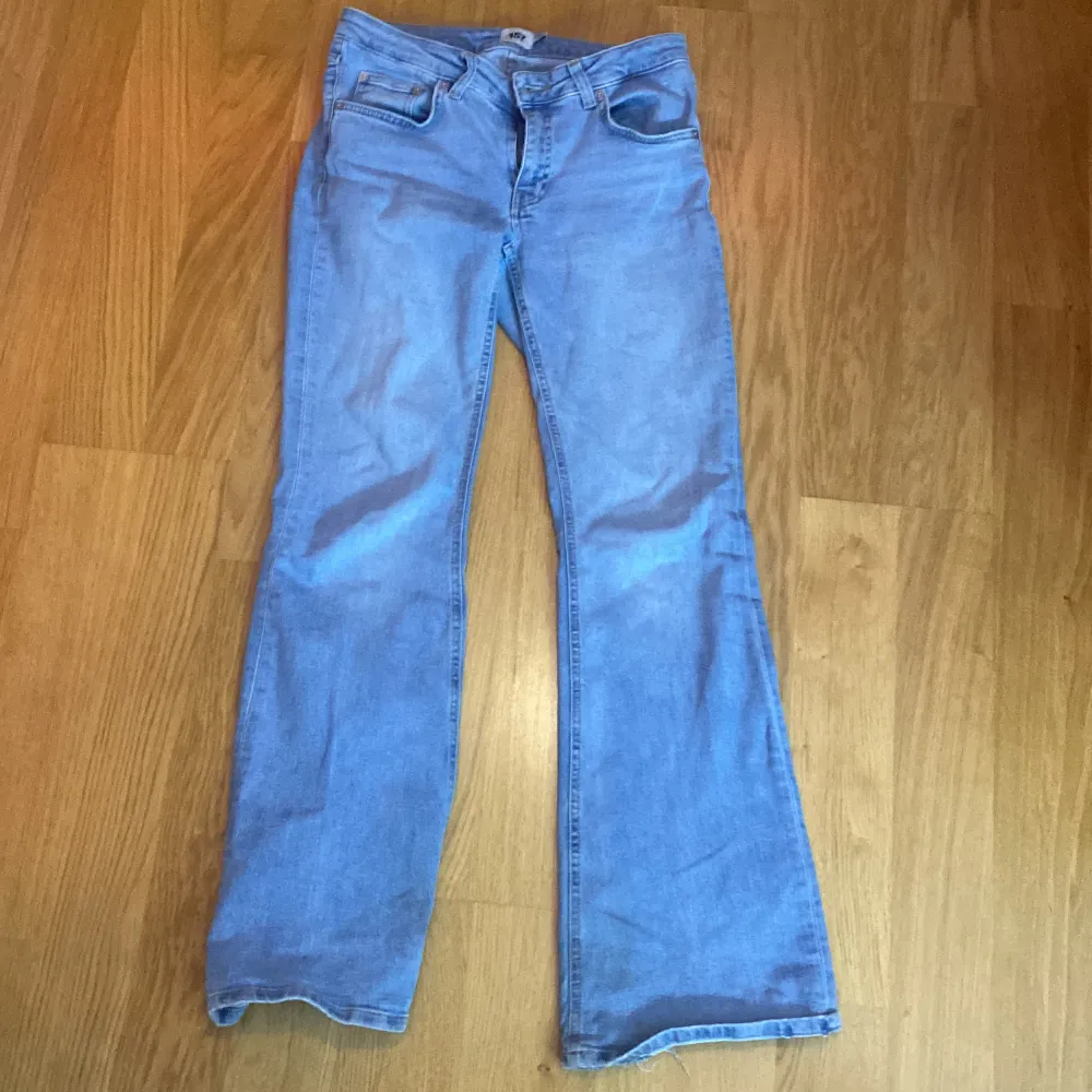 ett par jätte fina byxor från lager 157, köpte för 350kr och säljer för 150, hör av er vid intresse. Jeans & Byxor.