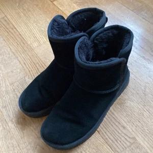Svarta uggs - Svarta uggs från märket Pace och köpta på Din Sko, storlek 38, köpta för 750. Använda men fortfarande i ett bra och fint skick. Lämna gärna egna prisförslag💞