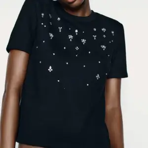 !! intressekoll !! Jättesnygg tröja/t-shirt ifrån Zara 💕🫶🏻 Med prislapp kvar! 💕