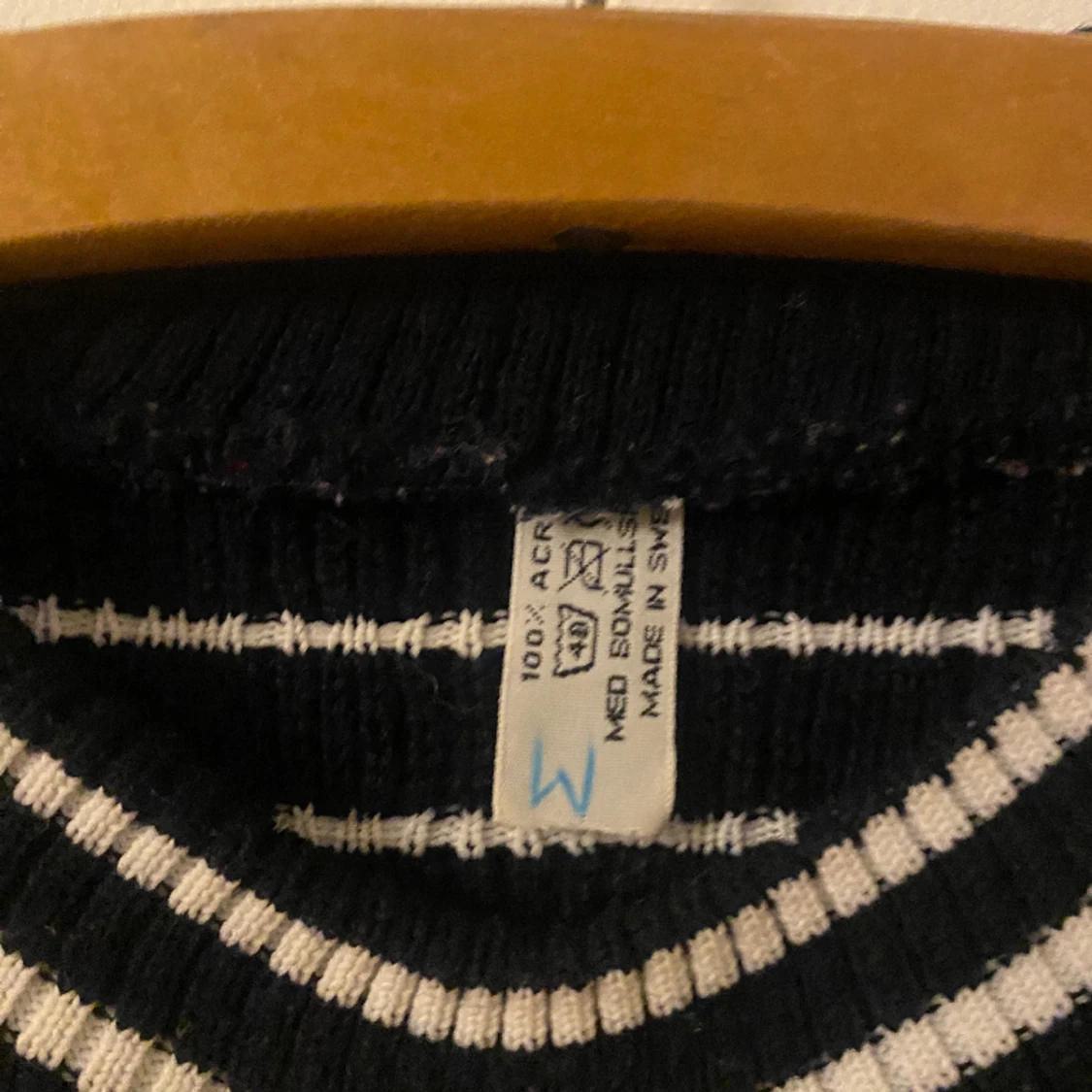 Fin stickad mörkblå tröja.  - 91