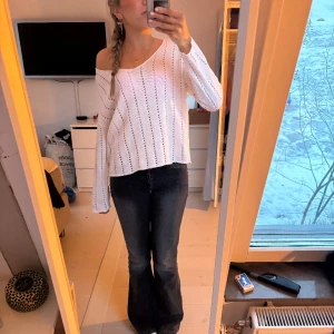 vit tunn stickad! - supersöt vit och hålstickad tröja, perfekt till sommaren!! storlek s men skulle säga att den passar xs-m beroende på hur man vill att den sitter!!🥰