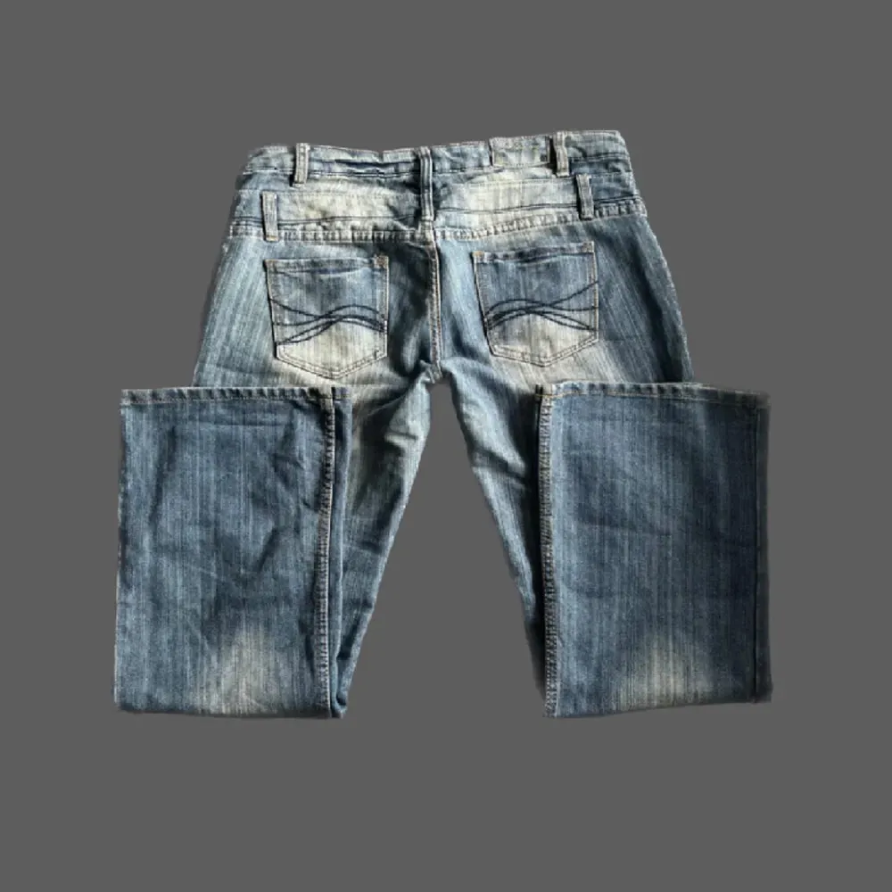 Super snygga bootcut lågmidjade jeans som jag säljer pga de tyvärr är för stora på mig💓 midjemått: ca 45cm innerbenslängd: ca 76 cm. Jeans & Byxor.