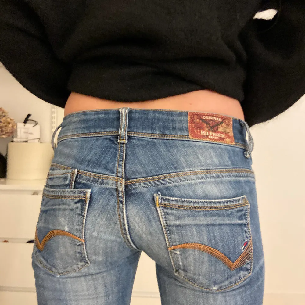 Jätte fina lågmidjade jeans från Tommy hilfigher med hål!. Jeans & Byxor.